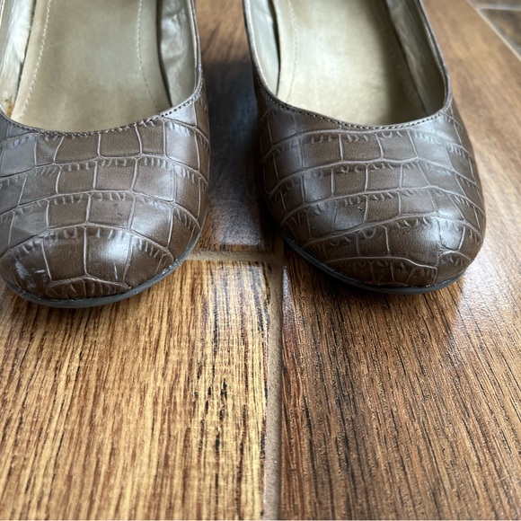 Brown Liz Claiborne Wedges - Picture 4 of 7